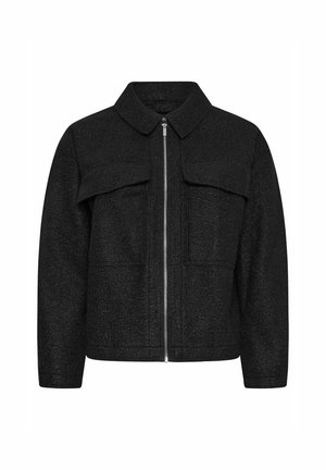 Czarna tkana kurtka z kołnierzykiem, przednim zamkiem błyskawicznym i dwiema kieszeniami na piersi z klapami. Strukturalny fason z teksturowanym wykończeniem.