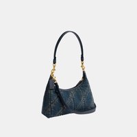 Sac à main en denim matelassé bleu foncé avec ferrures dorées, bandoulière amovible et étiquette en cuir, présenté sur fond uni.