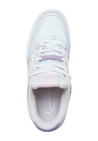 Hvit sneakers med et pastell rosa og lilla design, teksturert mesh-overdel, runde snøringer og polstret tunge med logo-detalj.