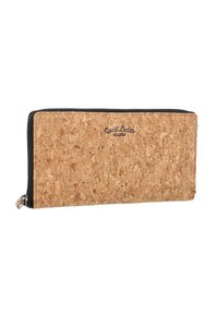 Kurkportemonnee met een zwarte rits, rechthoekige vorm, textuur van kurk aan de buitenkant en een indruklogo. Glad interieurontwerp voor opslag.