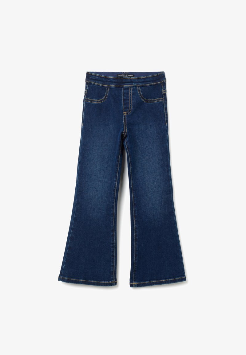 Vaqueros acampanados azul oscuro con cintura de media altura, dos bolsillos frontales, costuras amarillas contrastantes y una textura de mezclilla suave.