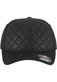 Cappello nero con un design in pelle trapuntata sulla parte anteriore e visiera in tessuto. Presenta un'etichetta con logo circolare sul lato.