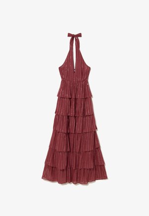 Vestido largo sin mangas con volantes en rojo oscuro con rayas verticales plateadas y cierre de lazo en el cuello halter.