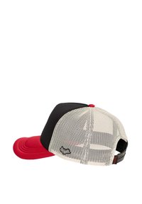 Gorra roja y negra con una parte trasera de malla. Presenta un visera curva y un sutil detalle del logo. Contraste de colores distintivo y diseño transpirable.