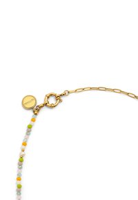 Collana in oro con perline multicolori in rosa, giallo, verde e bianco, dotata di chiusura a granchio e un ciondolo attaccato.