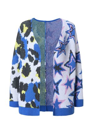 Strikket cardigan med blå, sort og gul leopardprint og stjerne mønstre, med en ensfarvet blå halsudskæring og kant. Blød tekstur og klare farver.