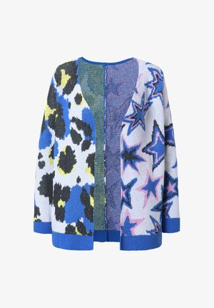 Strikket cardigan med blå, sort og gul leopardprint og stjerne mønstre, med en ensfarvet blå halsudskæring og kant. Blød tekstur og klare farver.