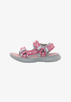 Sandalias rosas y grises con correas transpirables, hebillas ajustables, suelas texturizadas y patrones angulares en la tela. Diseño plano para mayor comodidad.
