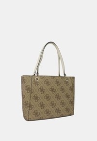 Borsa tote marrone alla moda con un motivo geometrico e manici di colore crema, dotata di un charm decorativo.