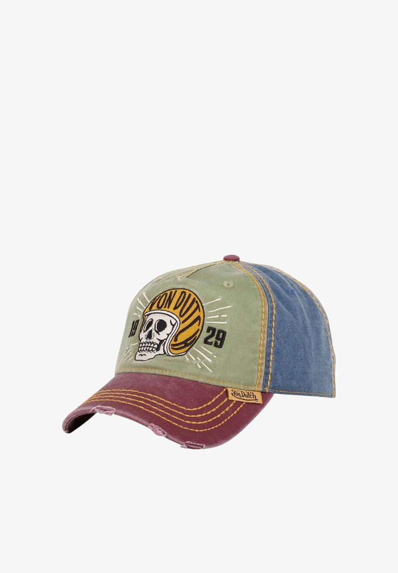 Casquette avec une face en tissu vert, des panneaux latéraux en denim bleu et un visière bordeaux. Caractérisée par un graphique de crâne avec "Von Dutch" et l'année "29". Accents usés.