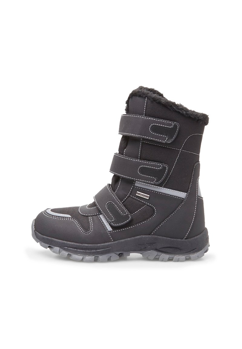 Stivale invernale nero con tre strap in Velcro, foderato in pelliccia sintetica, suola in gomma e cuciture a contrasto. Materiale esterno testurizzato con caratteristiche impermeabili.
