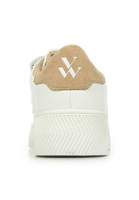 Witte leren sneaker met een beige suede hiel, voorzien van een verhoogd logo, textuur rubberen outsole en een gestroomlijnd ontwerp.