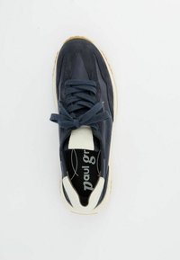 Zapatilla navy con materiales de ante y cuero, diseño de punta redonda, gruesos cordones negros, acento crema en el talón y suela de goma texturizada.