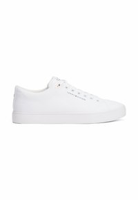 Sneakers bianchi low-top con suola in gomma, caratterizzati da un logo discreto sul lato e un design con lacci. Nessun dettaglio aggiuntivo visibile.