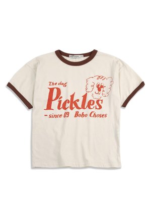 Cremefarbenes Kleinkind-T-Shirt mit braunem Rand, rotem Text "The dog Pickles since 09 Bobo Choses" und einer einfachen Linienzeichnung eines Hundegesichts.
