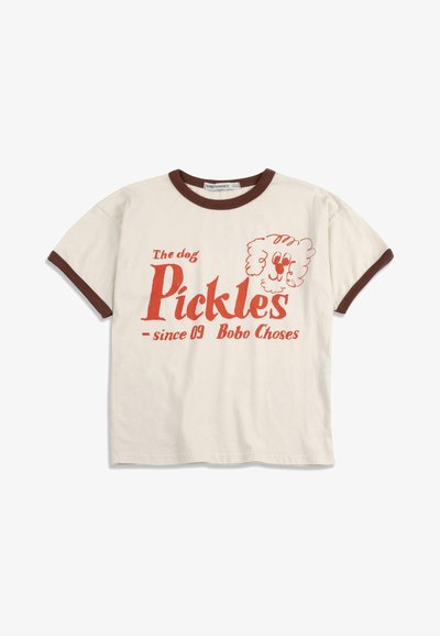 Maglietta crema per bambini con bordi marroni, testo rosso "The dog Pickles since 09 Bobo Choses" e un semplice disegno a linee del volto di un cane.