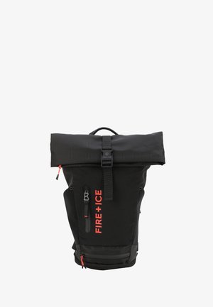 Sac à dos noir à rabat roulé avec une texture en relief, arbore le logo rouge "FIRE + ICE", une sangle ajustable et une poche zippée externe.