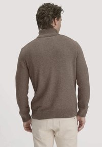 Brauner Strickpullover mit hohem Kragen, der ein strukturiertes Muster aufweist. Der Stoff wirkt weich, mit einem gerippten Saum und Bündchen.