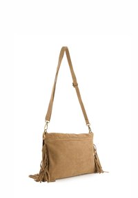 Tansuede schoudertas met franjes, een vlakke vorm en een enkele verstelbare schouderband, voorzien van goudkleurige hardware accenten.