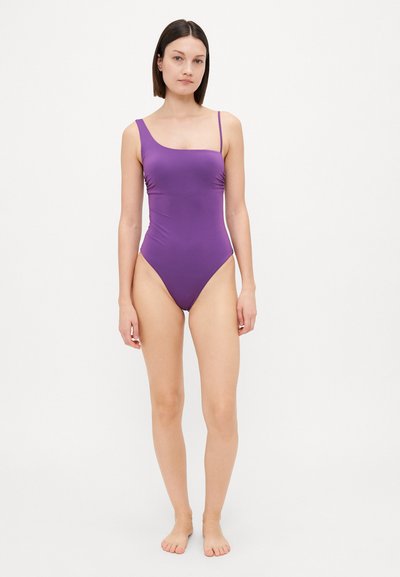 Traje de baño morado de una pieza con una única tirante, textura suave y un diseño ajustado que resalta las curvas del cuerpo. Estilo minimalista.
