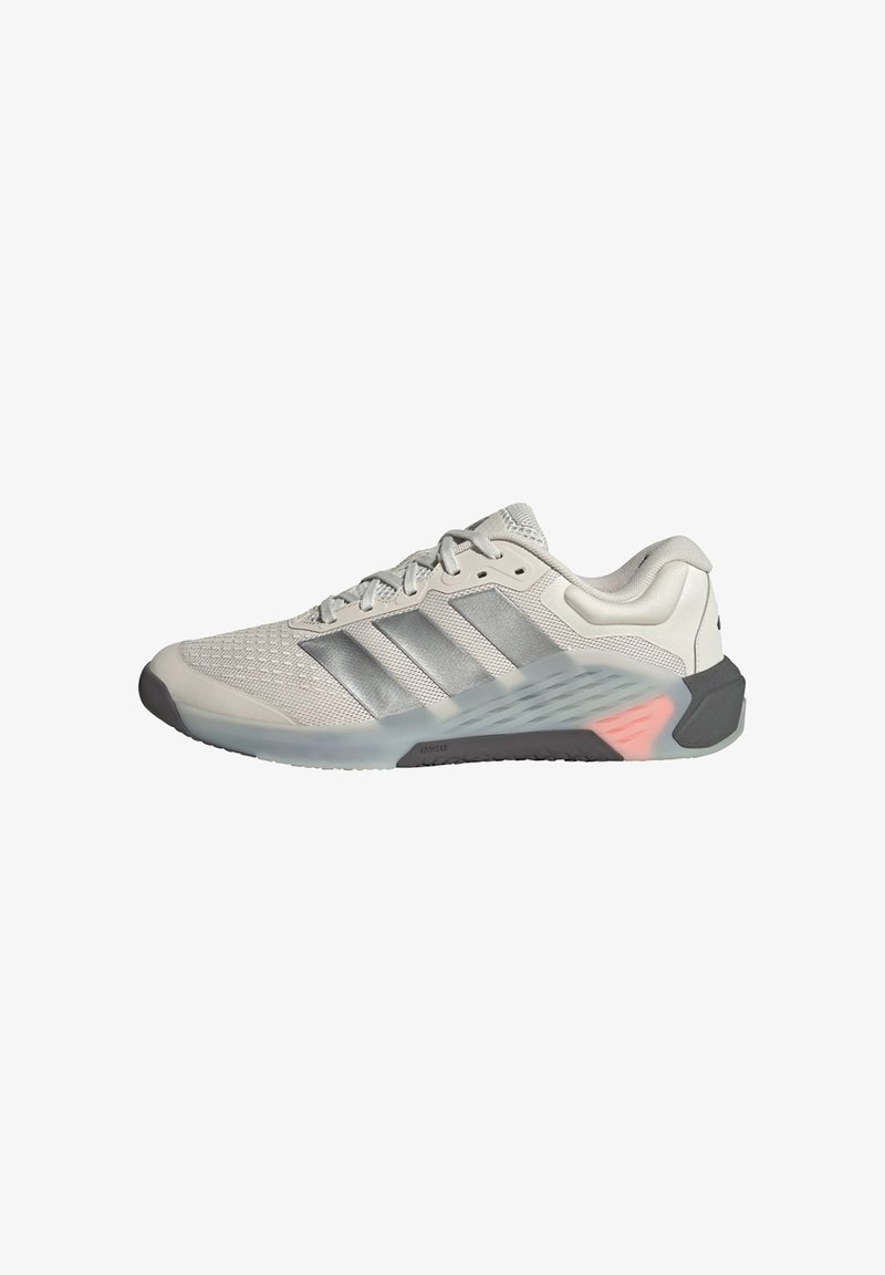 Светлосив Adidas маратонка с мрежест горен слой, сиви ивици, сива подметка и червен акцент близо до петата, показан отстрани.