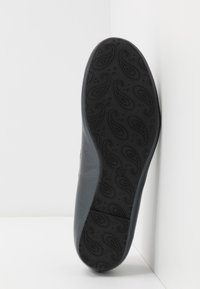 Semelle de chaussure grise avec un motif paisley texturé. La chaussure a un bord supérieur lisse, s'effilant vers le talon, et une pointe légèrement arrondie.