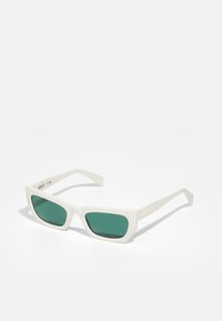 Occhiali da sole rettangolari bianchi con lenti verde smeraldo. Realizzati in plastica, presentano un profilo piatto e un discreto marchio "Liu Jo" sul lato.