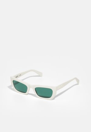 Occhiali da sole rettangolari bianchi con lenti verde smeraldo. Realizzati in plastica, presentano un profilo piatto e un discreto marchio "Liu Jo" sul lato.