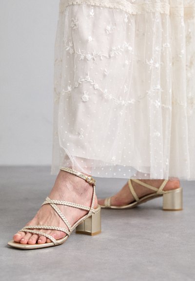 Stuart Weitzman WOVETTE ANKLE STRAP - Сандали - light gold