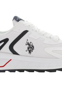 Scarpa sportiva bianca con tomaia in rete, dettagli neri e rifiniture rosse. Presenta una grafica di giocatori di polo a cavallo. Design con lacci.