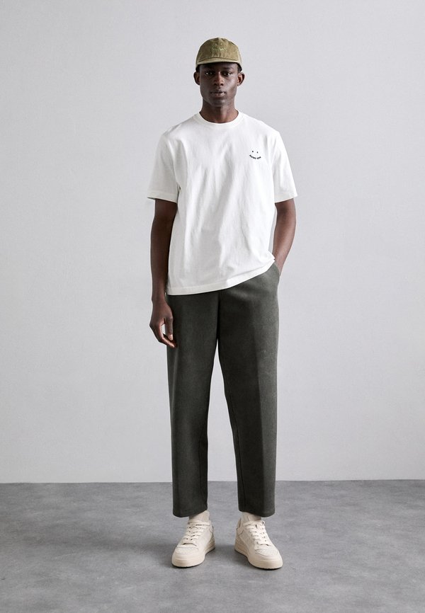 HAPPY  - Basic T-shirt3