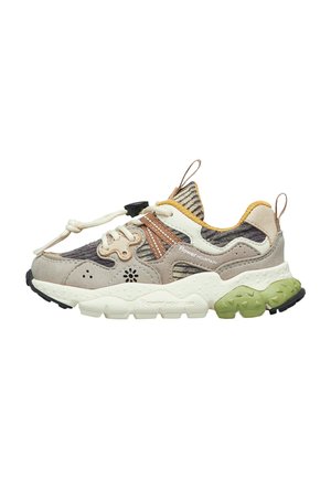 Sneaker grigio e beige realizzato in materiali tessili e scamosciati. Presenta una tomaia a motivo, suola in gomma con accenti verdi e un sistema di allacciatura.