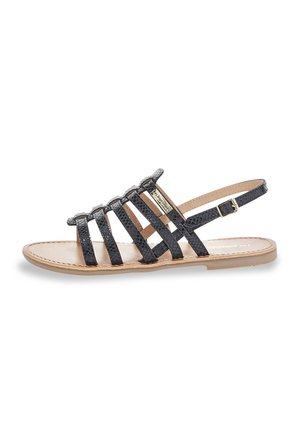 Sandale en cuir noir avec plusieurs larges sangles à motif texturé, une semelle plate et une sangle de cheville réglable.
