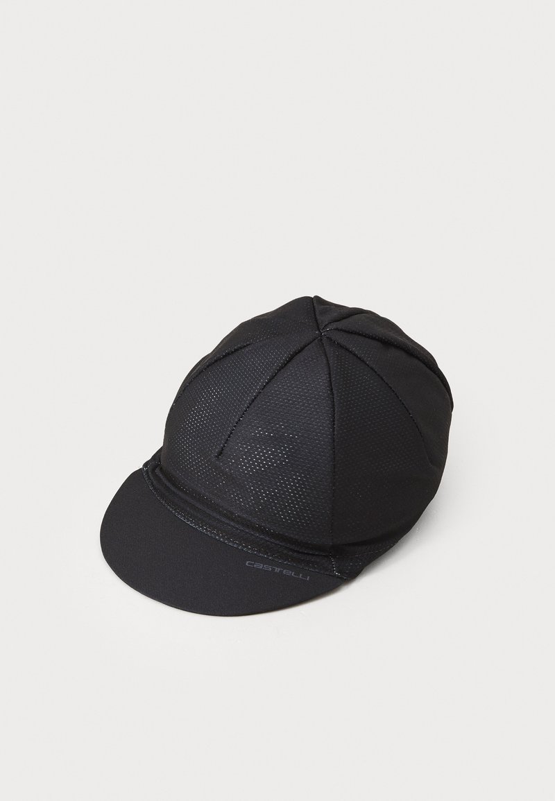 Boné de ciclismo preto feito de material de rede texturizada. Apresenta uma aba plana e detalhe de logotipo bordado na frente. Design de seis painéis.