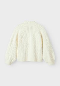 Pull en tricot épais couleur crème avec un col montant, des manches bouffantes, un motif en losange et des bords côtelés, fabriqué à partir de fil doux.