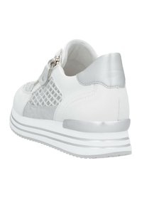 Weiße Sneaker mit Netzpaneelen und silbernen Akzenten, die eine glatte Textur, eine abgerundete Form und eine gepolsterte Sohle mit horizontalen Streifen aufweisen.