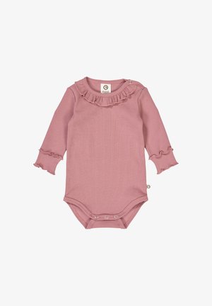 Langarm body in stof met ribstructuur in stof in een dof roze kleur, met een gerimpelde halslijn en mouwen met franjes aan de randen, en drukknoopsluiting onderaan.