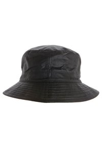 Chapéu bucket preto feito de um tecido brilhante e liso. Apresenta uma aba larga e inclinada, com detalhes costurados na coroa. Branding discreto adicionado.