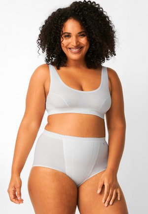 Set di biancheria intima grigio chiaro realizzato in un tessuto morbido ed elasticizzato, reggiseno a scollo rotondo con spalline larghe e slip a vita alta con bordi ondulati.
