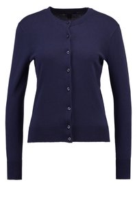 Tmavě modrý svetr na knoflíky z měkké pletené látky, s kulatým výstřihem, dlouhými rukávy a zapínáním na knoflíky vpředu ve stejné barvě.