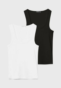 Deux débardeurs sans manches, un blanc et un noir, posés à plat sur un fond clair, le débardeur blanc chevauchant le noir.