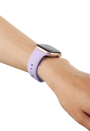 Smartwatch met een gouden kast en een zwart scherm, gedragen aan de linkerpols met een lavendelgekleurde siliconen band, tegen een witte achtergrond.