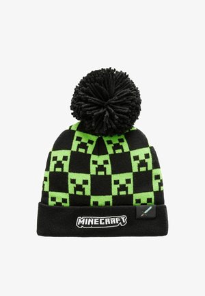 Caciula tricotată neagră și verde, cu un model în carouri, având fețe de creeper din Minecraft, cu un pompon negru deasupra și un patch cu logo.