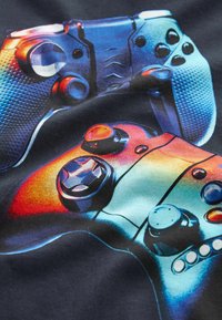 Next SHORT SLEEVE GRAPHIC STANDARD - T-shirt med print - blue gaming controller