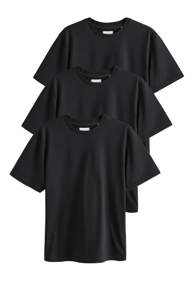 Trys juodi medvilniniai marškinėliai trumpomis rankovėmis, apvalia iškirpte ir lygiu paviršiumi.