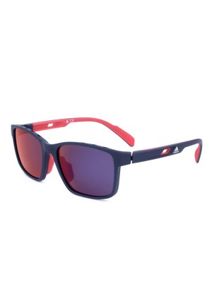 Occhiali da sole sportivi rettangolari con montatura nera, aste interne rosse e lenti scure riflettenti con una sottile tonalità rossastra.