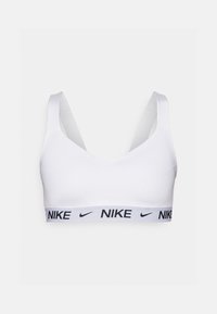 Hvitt sports-BH med v-hals og brede stropper. Har en svart Nike-logo på det elastiske båndet for støtte. Glatt tekstur.