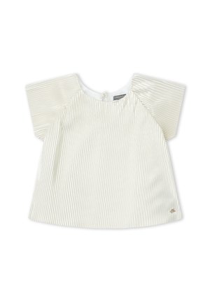 Top blanco plisado de manga corta con escote redondo, mangas ligeramente acampanadas y pequeño logo metálico cerca del dobladillo sobre fondo blanco.