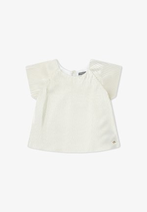 Top blanco plisado de manga corta con escote redondo, mangas ligeramente acampanadas y pequeño logo metálico cerca del dobladillo sobre fondo blanco.