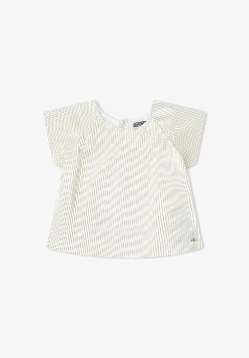 Top blanco plisado de manga corta con escote redondo, mangas ligeramente acampanadas y pequeño logo metálico cerca del dobladillo sobre fondo blanco.